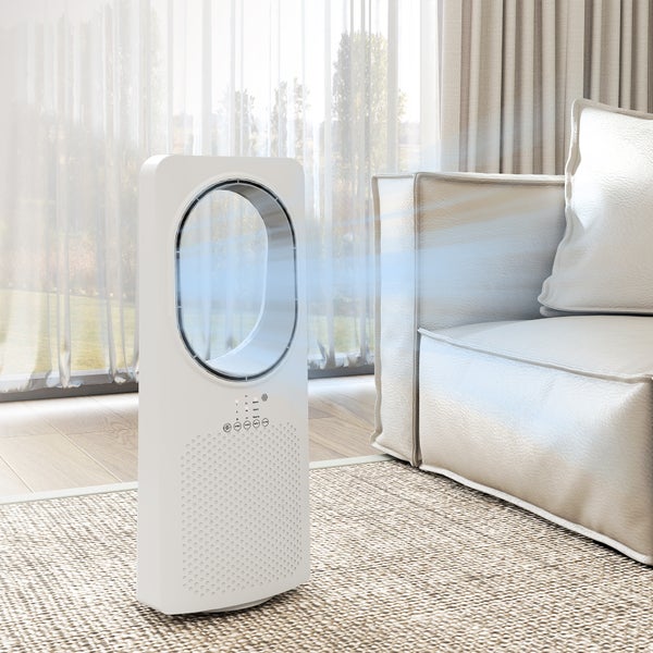 Weißer flügelloser Turmventilator im modernen Design mit Luftreinigerfunktion in einem hellen Wohnzimmer neben einem hellen Sofa.