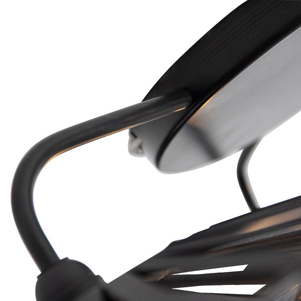 Nahaufnahme eines Details einer mattschwarzen Metalllampe mit gebogenem Arm und runder Halterung.