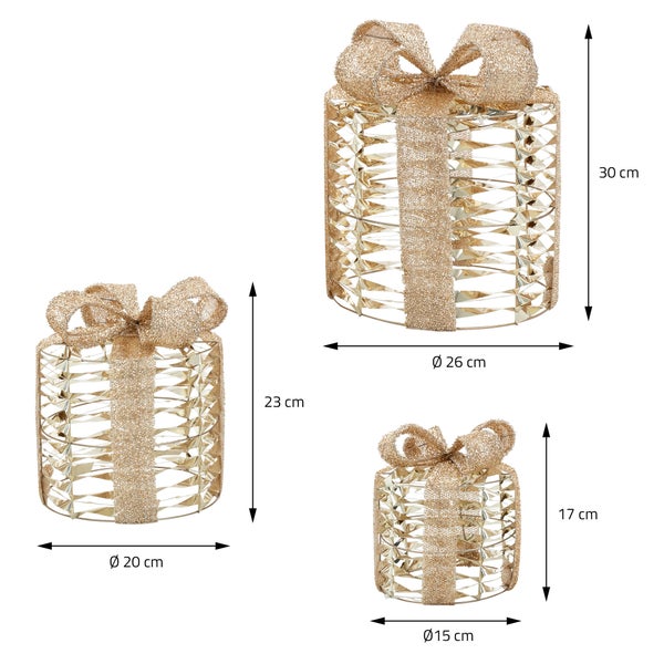 Drei dekorative Geschenkpakete mit Schleife und verschiedenen Größen als weihnachtliche Dekoration.