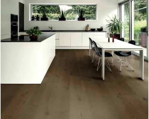 Moderne Küche mit Holzboden, Kochinsel und Esstisch