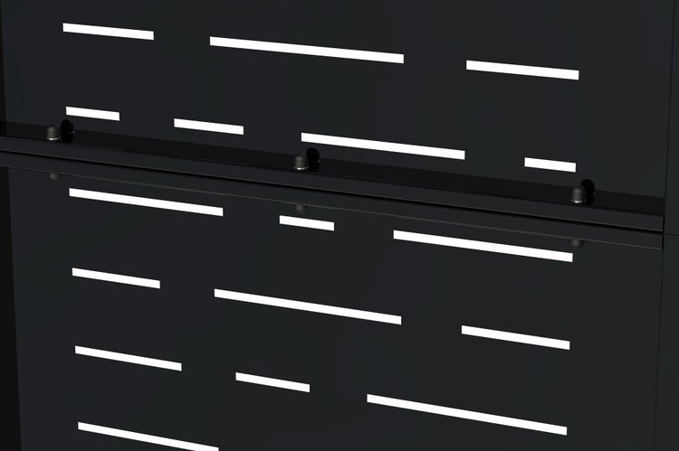Sichtschutzpaneel aus Metall mit horizontalen Aussparungen und Befestigungsleiste.