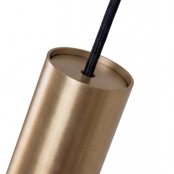 Zylindrische Lampenfassung aus gebürstetem Metall in Gold mit schwarzem Textilkabel.