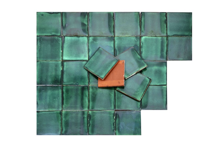 Quadratische, grüne Fliesen aus Keramik