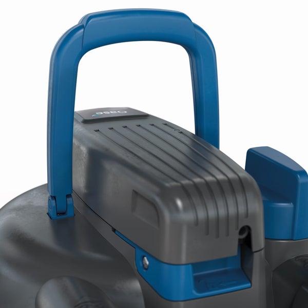 Tragegriff einer Oase Teichpumpe aus blauem und grauem Kunststoff
