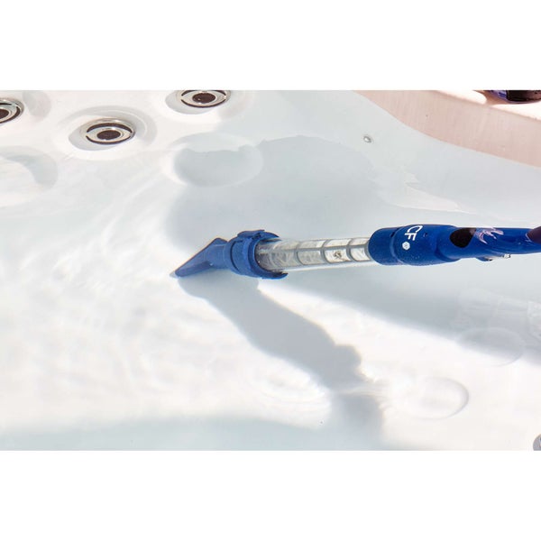 Manueller Poolsauger bei der Reinigung eines Whirlpools unter Wasser.