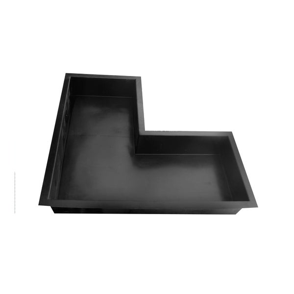 L-förmiges Wasserbecken aus schwarzem Kunststoff für den Garten.