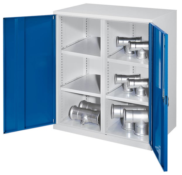Metallschrank mit Regalen und Rohren