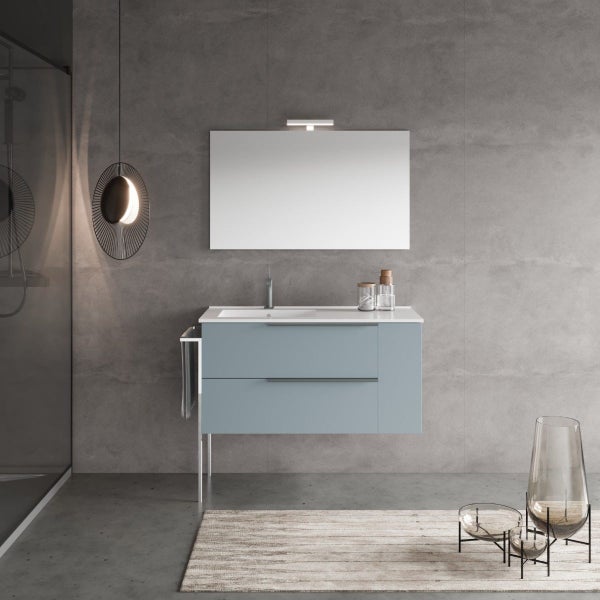 Modernes Badezimmer mit wandhängendem Waschbeckenunterschrank, rechteckigem Spiegel mit Leuchte und Betonoptik Wand.