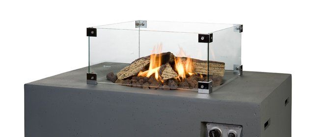 Quadratische Gas-Feuerstelle in Betonoptik mit Glasschutz und brennenden Keramik-Holzscheiten.