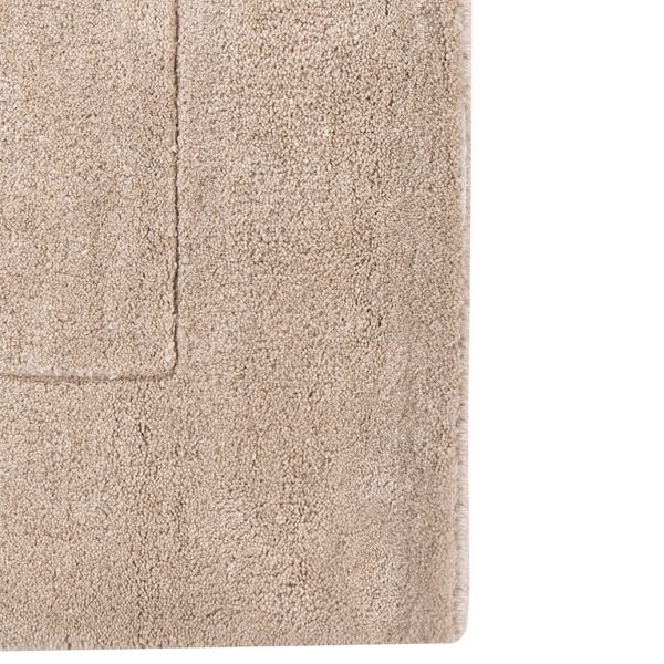 Beige Badematte aus weichem Material mit rechteckigem Strukturmuster.