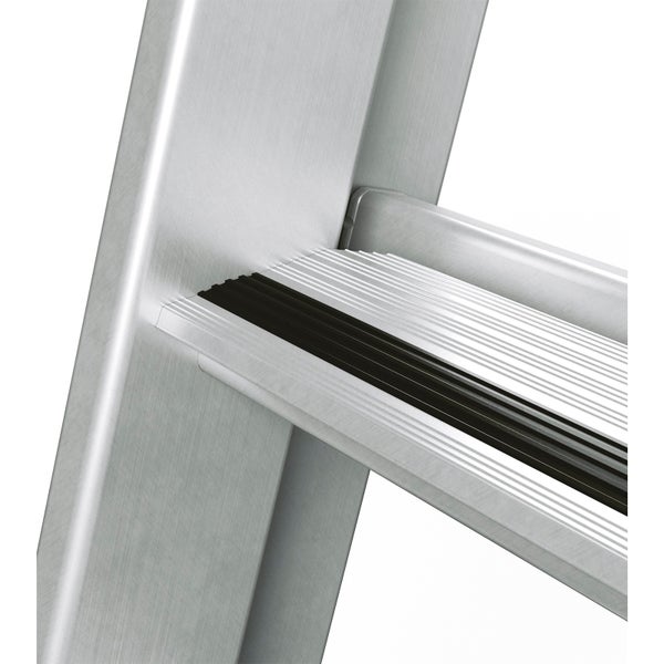 Detailaufnahme einer Aluminiumleiter mit Trittstufe und Anti-Rutsch-Belag.