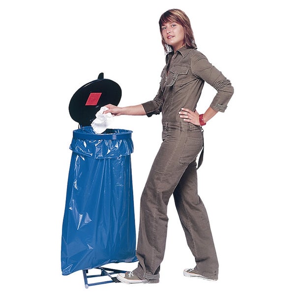 Müllsackständer mit schwarzem Deckel und Fußpedal, blauer Müllsack, Bedienung durch eine Person.