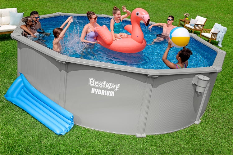 Bestway Hydrium Stahlwandpool im Garten mit spielenden Personen, einem aufblasbaren Flamingo und einem Wasserball.