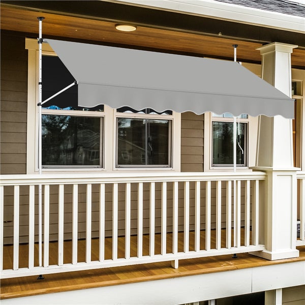 Graue Gelenkarmmarkise am Haus