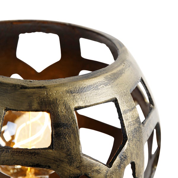 Dekorative Tischleuchte mit geometrischen Ausschnitten