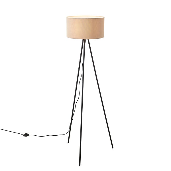 Stehleuchte mit schwarzem Dreibein-Gestell aus Metall, beigem Textilschirm und Fußschalter.