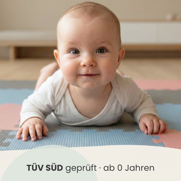 Ein Baby liegt auf einer Puzzle-Spielmatte. Das Produkt ist TÜV SÜD geprüft und geeignet ab null Jahren.