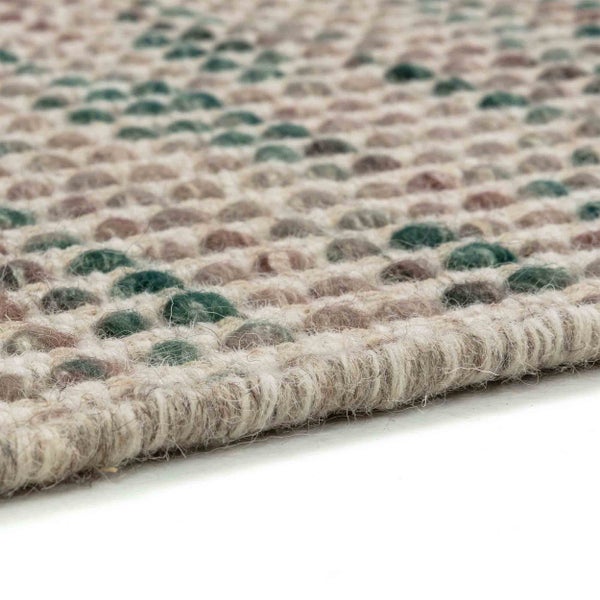 Nahaufnahme eines gewebten Teppichs mit Noppenstruktur aus Wolle in Beige, Grün und Braun.