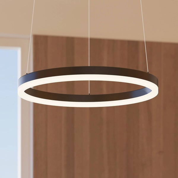 Moderne LED-Pendelleuchte in Ringform, schwarzer Metallrahmen mit weißem Leuchtring, minimalistisches Design.