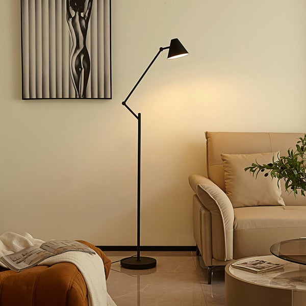 Wohnzimmer mit Stehlampe, Sofa und Dekoration