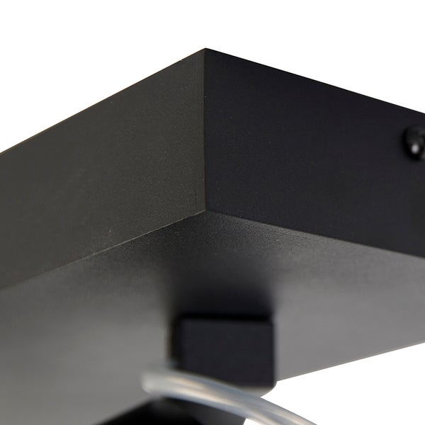 Detailaufnahme einer schwarzen Deckenleuchte