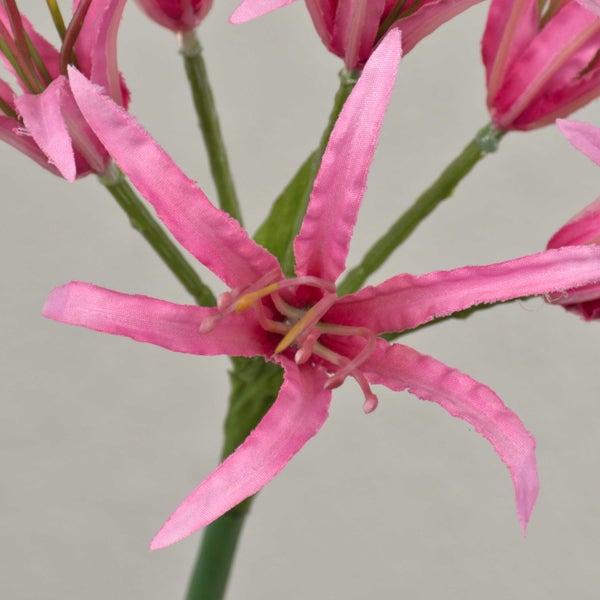 Künstliche Blume mit gewellten rosa Blütenblättern und grünem Stiel aus Kunststoff.