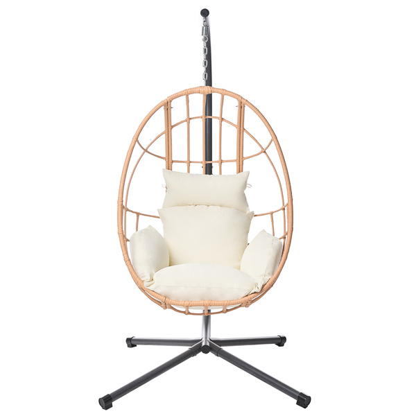 Hängesessel aus beigem Polyrattan mit cremefarbenen Kissen und schwarzem Metallgestell.