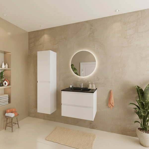 Modernes Badezimmer mit hängendem Waschtisch, Waschbecken, Spiegelschrank, Hochschrank und Wandregal in harmonischer Raumgestaltung.