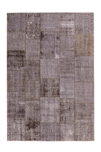 Patchwork-Teppich in rechteckiger Form mit verschiedenen Grautönen und verwaschenem Muster.