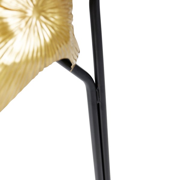 Detailansicht eines Stuhls mit Sitz aus Bast und schwarzem Metallgestell