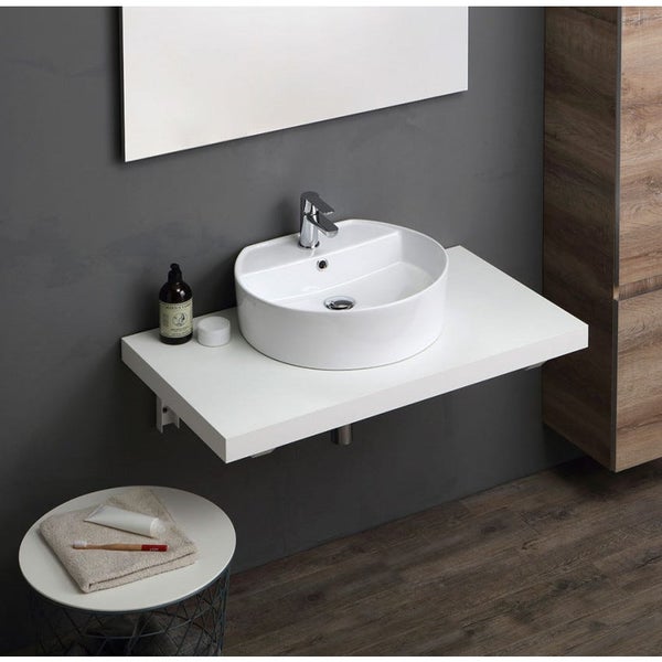 Modernes Badezimmer mit rundem Aufsatzwaschbecken aus Keramik auf einer Waschtischplatte, Armatur, Spiegel und Holzschrank.