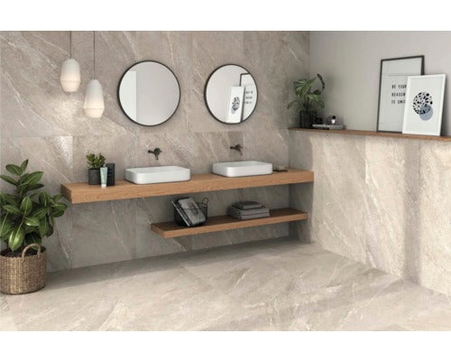 Helles Badezimmer mit Doppelwaschtisch, Spiegeln und marmorierten Fliesen