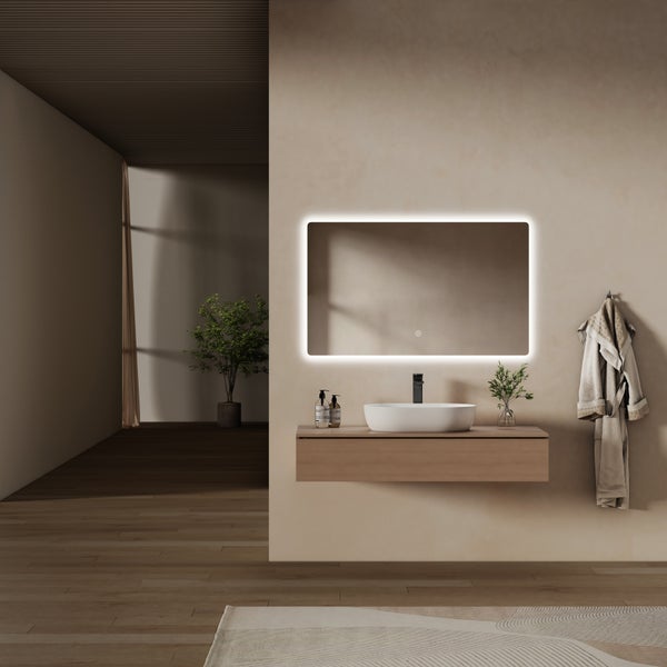 Modernes Badezimmer mit schwebendem Waschtischunterschrank aus Holz, weißem Aufsatzbecken und rechteckigem LED-Spiegel. Minimalistischer Stil.