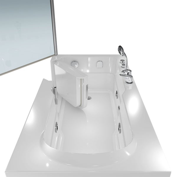 Weiße Badewanne mit integriertem Sitz und transparenter Glas-Duschwand in einem hell gefliesten Badezimmer.