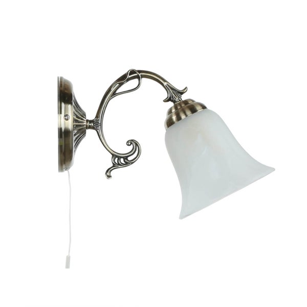 Wandleuchte mit Lampenschirm und Zugschalter