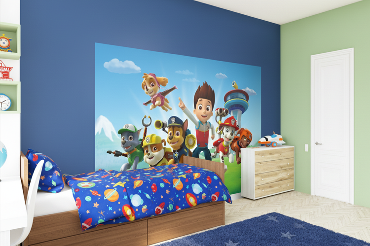 Kinderzimmer mit Paw Patrol Wandbild, Bett, Kommode und Teppich