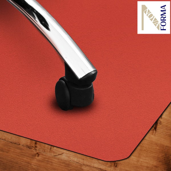 Kugelförmiger Buchsbaum Buxus sempervirens im Kunststofftopf für den Garten.