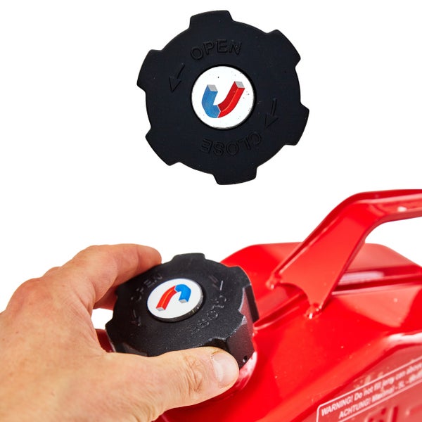 Kraftstoffkanister aus Metall mit Schraubverschluss und Magnetlogo in der Hand