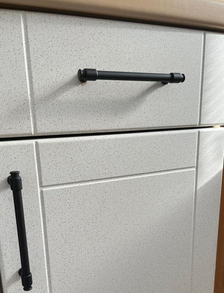 Schrankfront mit schwarzen Griffen