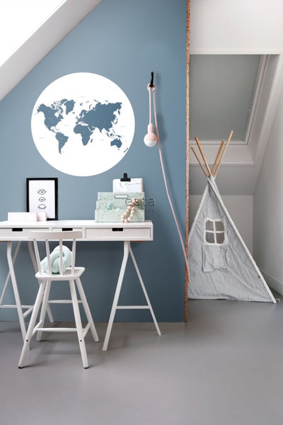 Kinderzimmer mit Schreibtisch, Stuhl, Weltkarte und Spielzelt
