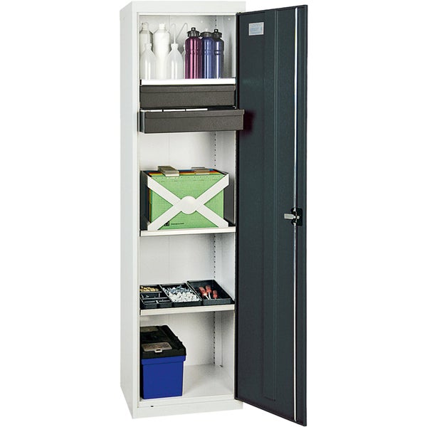 Hoher Metallschrank mit geöffneter Tür, Fachböden, Schubladen und Zubehör für Werkstatt und Büro.