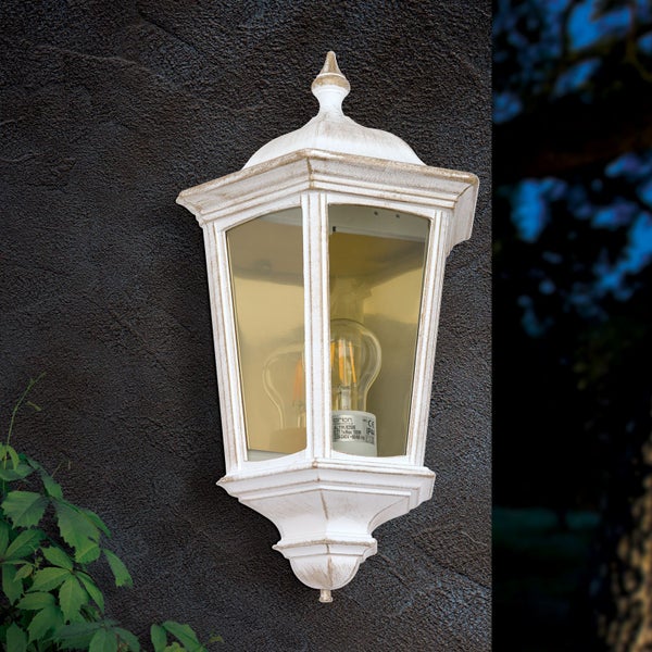 Klassische Außenwandleuchte im Laternen-Design aus weiß-antikem Metall mit Klarglas und goldfarbener Innenwand.