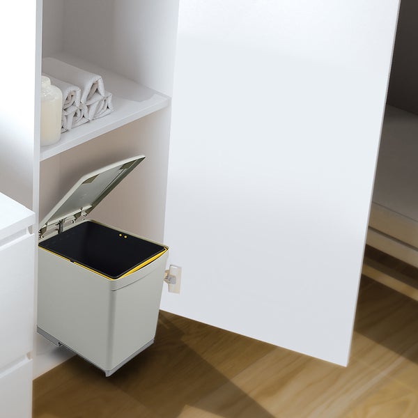 Einbaumülleimer mit automatischem Deckelöffner in einem hellen Schrank installiert, über dem Fach liegen Handtücher.