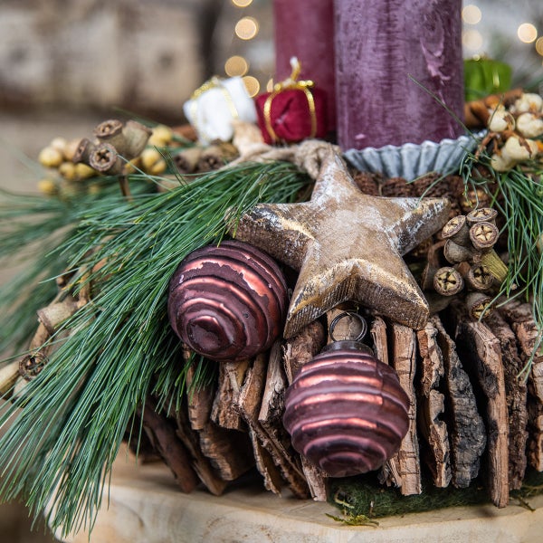 Adventskranz mit Kerzen, Stern, Christbaumkugeln und Tannengrün