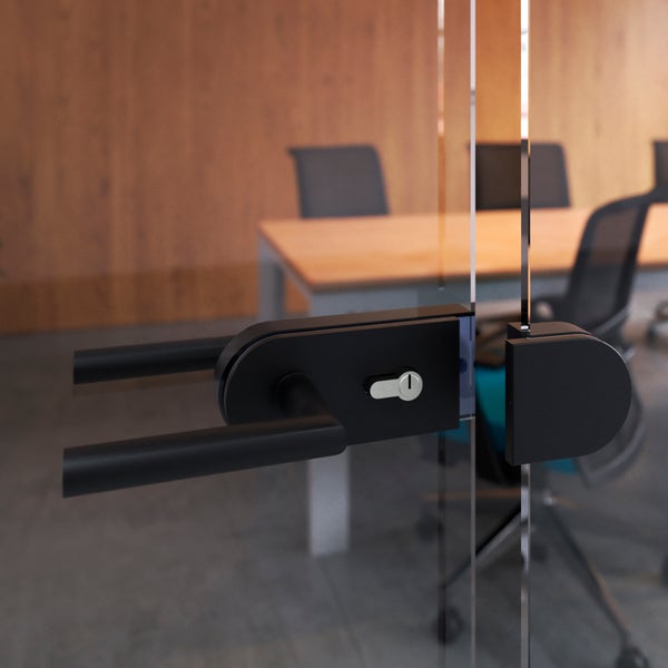 Schlosskasten für Ganzglastür mit Türdrücker und Profilzylinderlochung an einer Glastür vor einem Büro im Hintergrund
