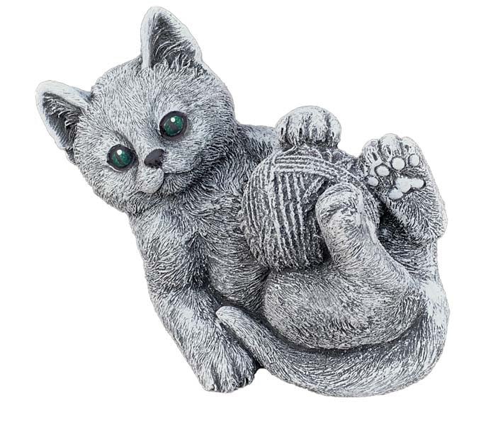 Steinfigur Katze spielend mit einem Wollknäuel für den Garten