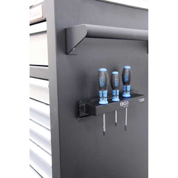 Magnetischer BGS technic Schraubendreherhalter aus Metall an einem Werkstattwagen mit drei Schraubendrehern.