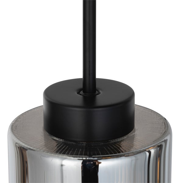 Detailansicht einer Hängelampe mit Glas und Metall