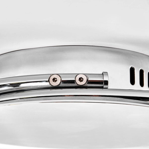 Nahaufnahme eines Metallteils mit zwei Inbusschrauben an einer glänzenden, gewölbten Metalloberfläche.