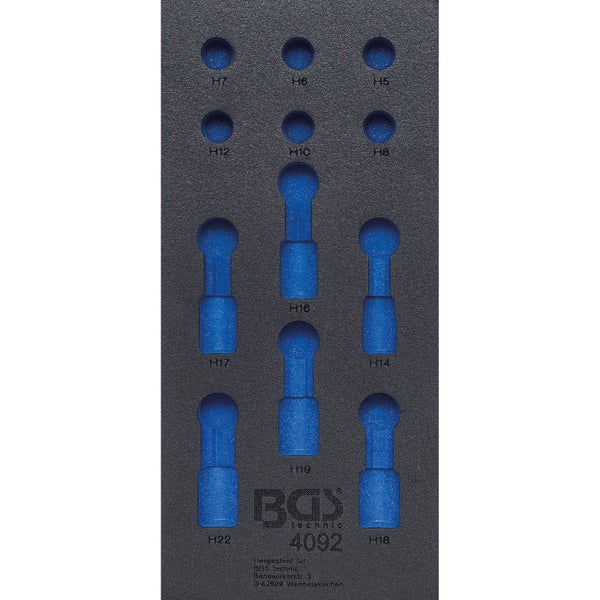 Dreistöckiges Pflanzenregal aus Metall mit verschiedenen Topfpflanzen im Garten